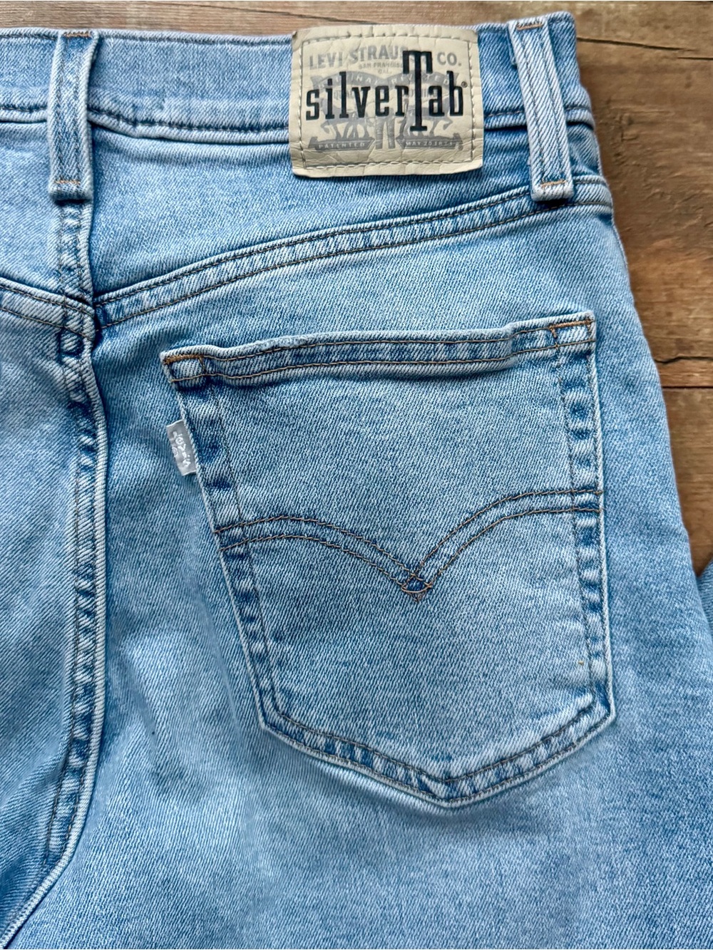 Levi’s Silver Tab Light Wash Distressed High Rise Mom Jean Stretch Denim Size 29 - Picture 7 of 8